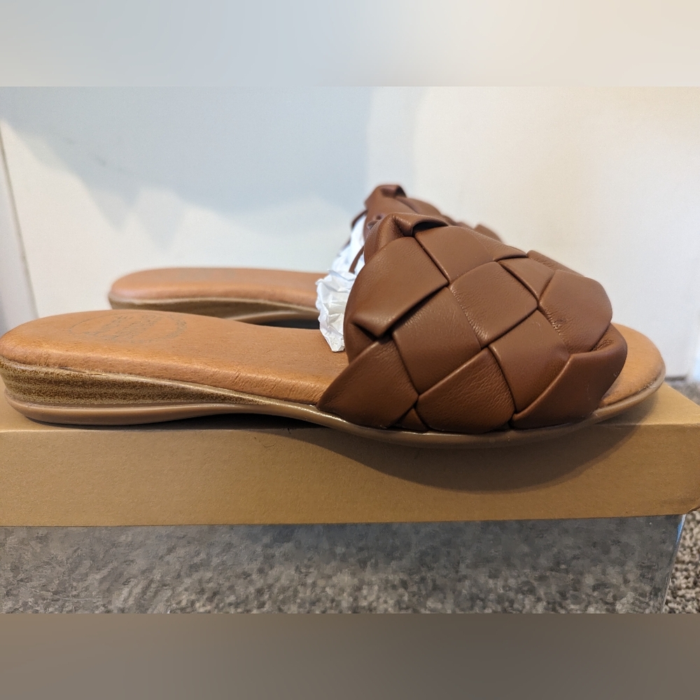 Andre Assous Women's Nicki Sandal Size 6